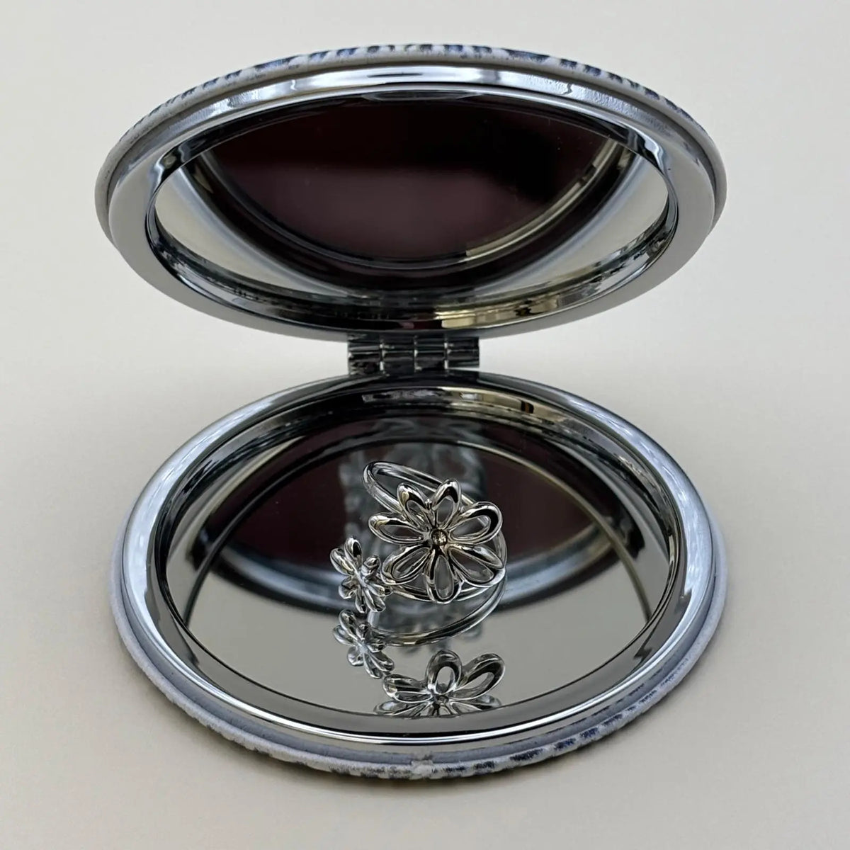 Bague argentée ajustable avec motifs de fleurs avec sept pétales entrelacées