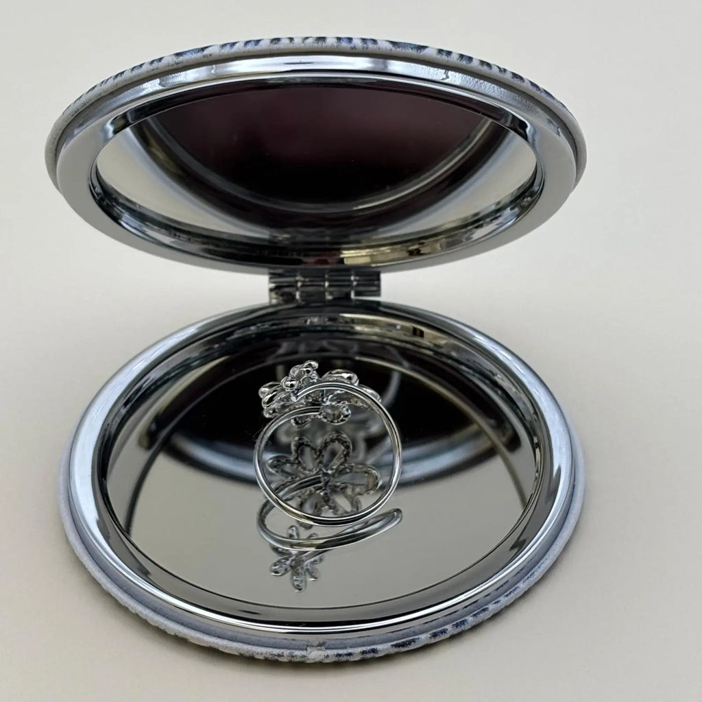 Bague de couleur argentée ajustable avec un motif de fleurs avec sept pétales entrelacées