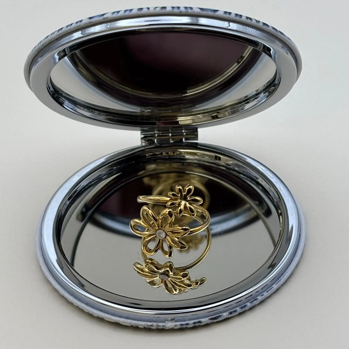 Bague dorée ajustable avec motifs de fleurs avec sept pétales entrelacées