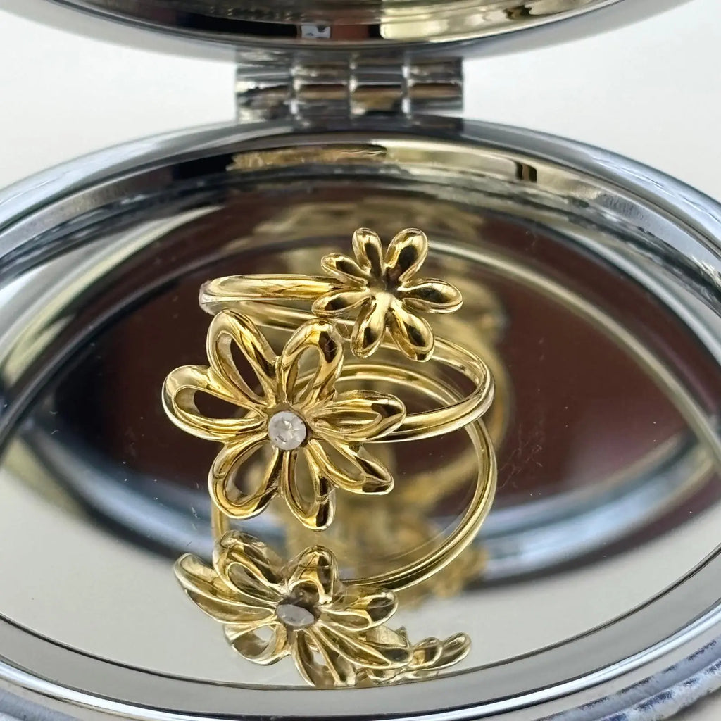 Bague dorée ajustable avec motif de fleurs avec sept pétales entrelacées