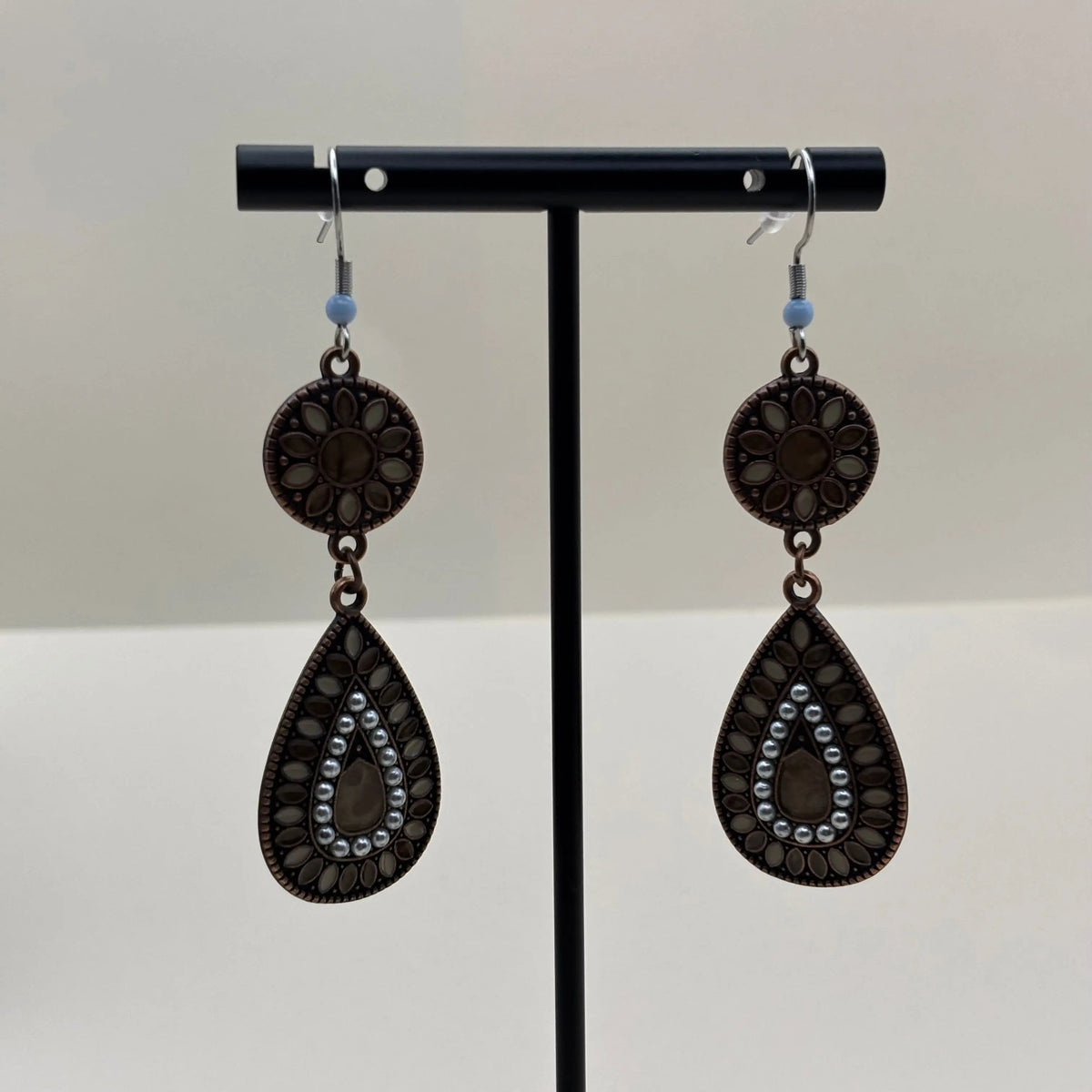 Boucles d'oreilles attache argentée avec motifs de fleurs rondes et allongées et touche de peinture