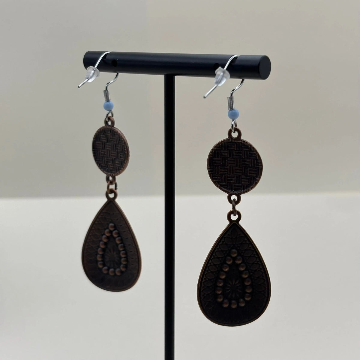 Des boucles d'oreilles attache argentée avec motifs de fleurs rondes et allongées et touche de peinture