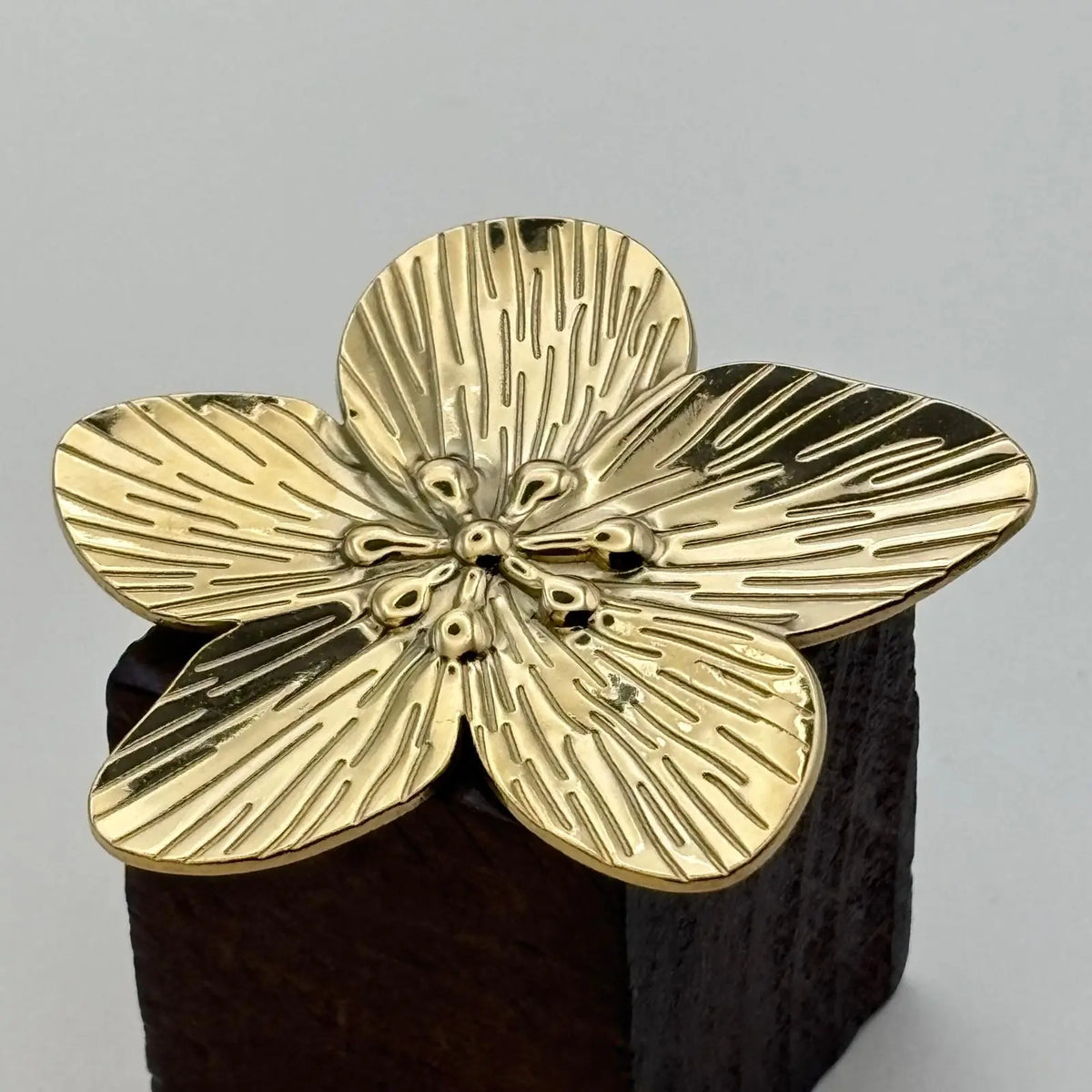 Broche dorée en forme de fleur à 5 pétales en acier inoxydable 