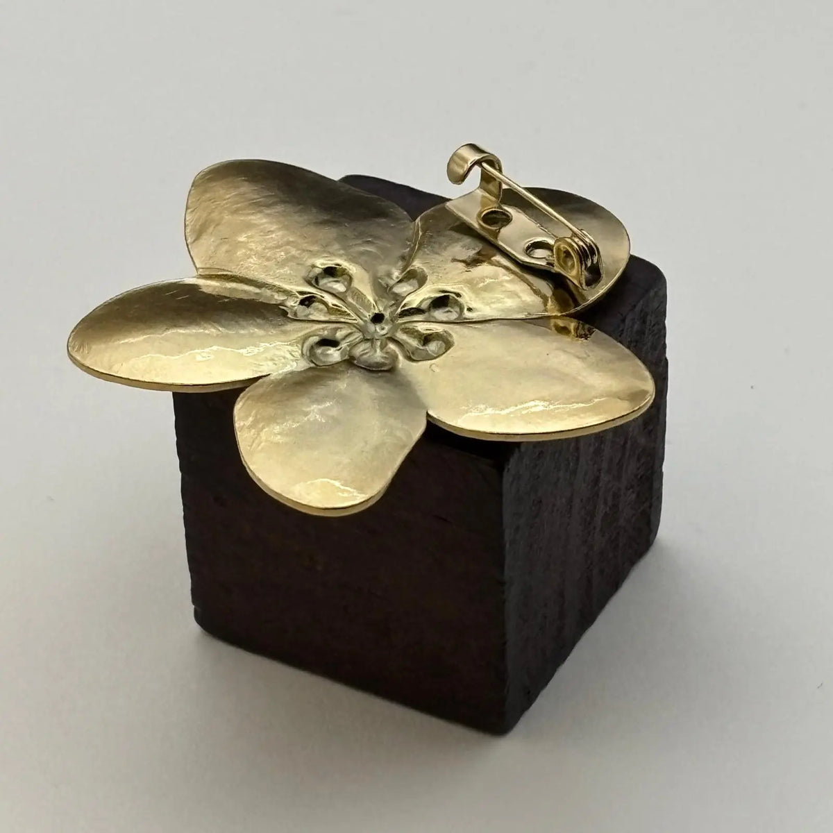 Broche de couleur dorée en forme de fleur à 5 pétales en acier inoxydable 