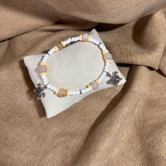 Bracelet en perles artisanal | Breloques tortues |Perles de verre blanche sur élastique