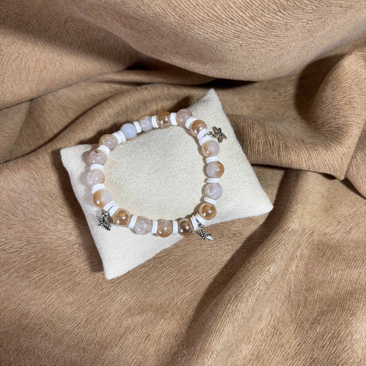 Bracelet en perles artisanal | Breloques étoiles de mer argentées |Perles acryliques marbrées sur élastique