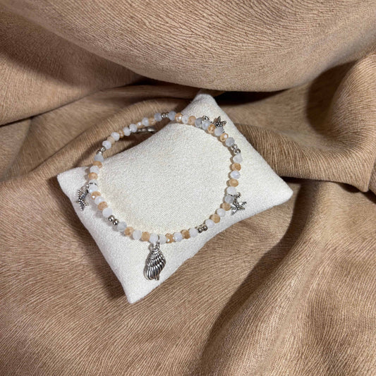 Bracelet en perles artisanal | Breloques coquillages et étoiles de mer argentées | Perles acryliques sur élastique