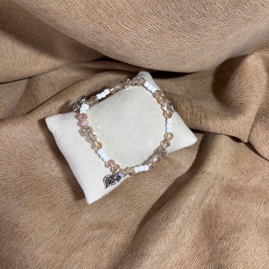 Bracelet en perles artisanal |Bracelet avec breloques cœurs et fleurs argentés
Perles de verre blanches sur élastique