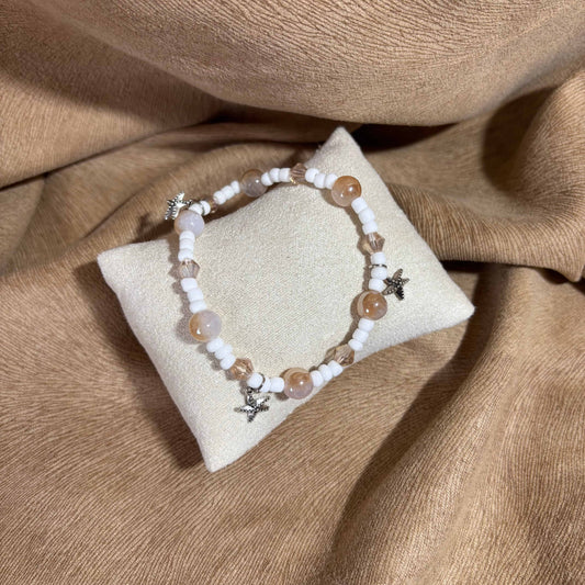 Bracelet en perles artisanal |Breloques étoiles de mer argentées |Perles de verre blanche sur élastique