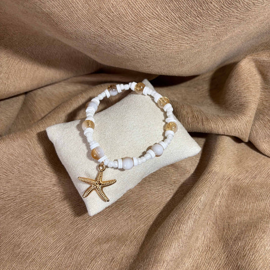 Bracelet en perles artisanal | Breloque étoile de mer dorée  Perles de verre blanche sur élastique