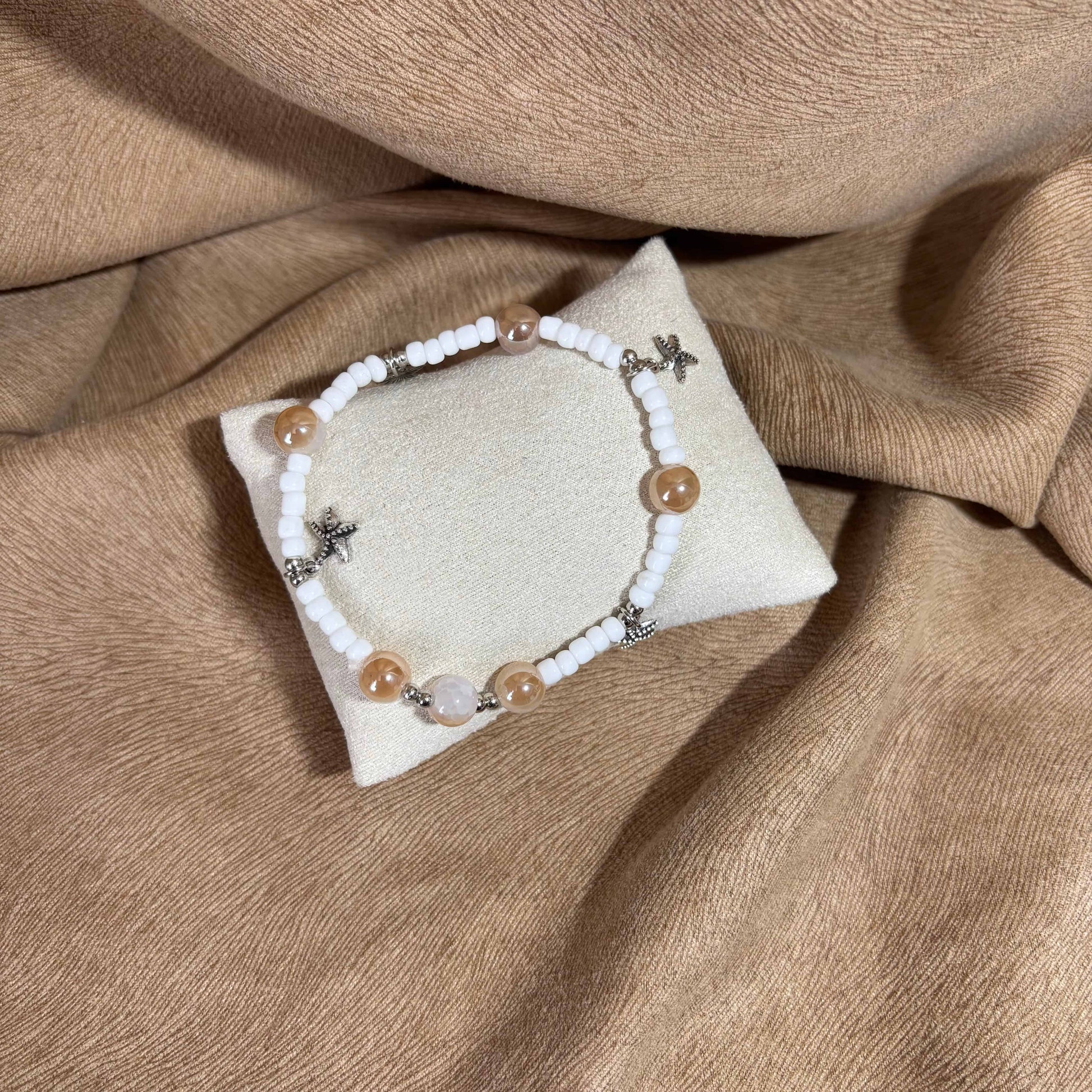 Bracelet en perles artisanal |Breloques étoiles de mer argentées |Perles de verre blanche sur élastique