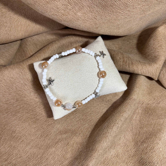 Bracelet en perles artisanal |Breloques étoiles de mer argentées |Perles de verre blanche sur élastique