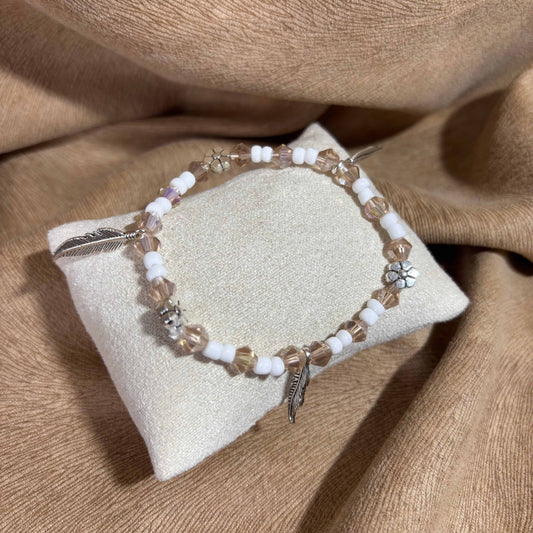 Bracelet en perles artisanal | Breloques plumes et fleurs | Perles en verre blanche sur élastique