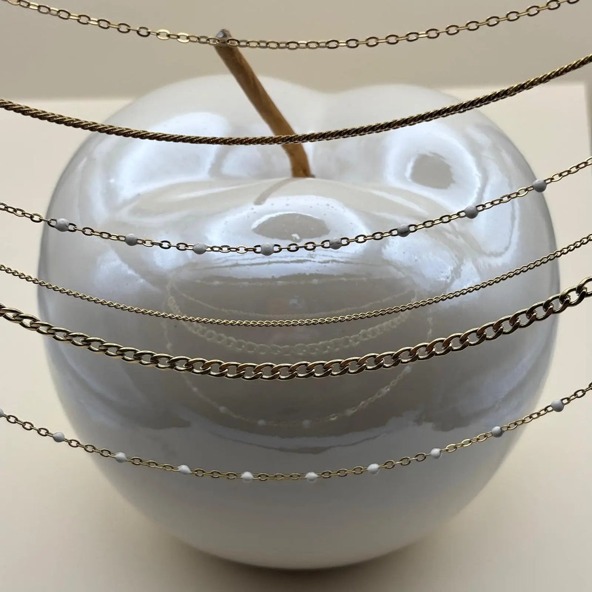 Collier multirangs chaine à mailles différentes et boules céramiques blanches en acier inoxydable