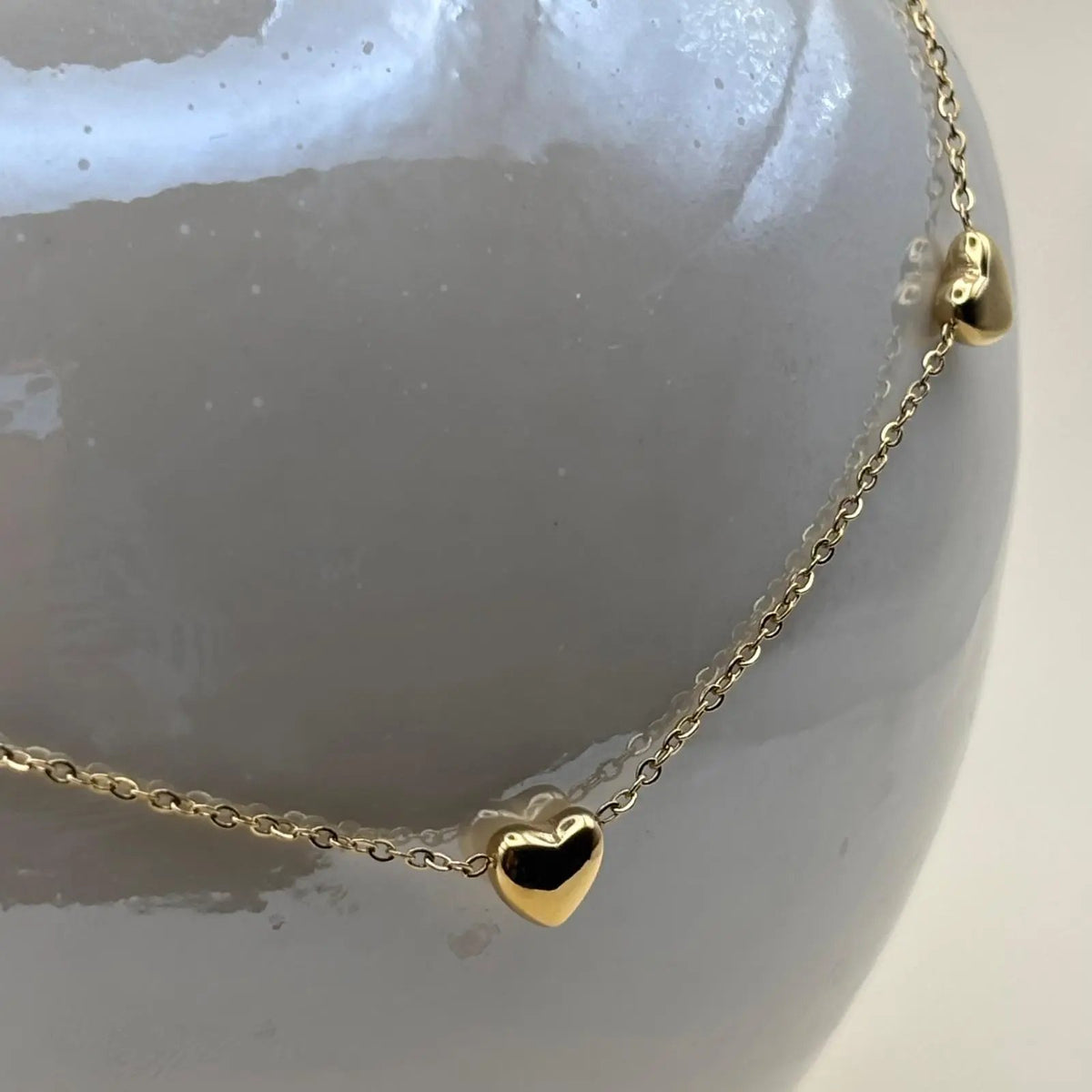 Collier doré avec motif torsadé et cœurs en acier inoxydable