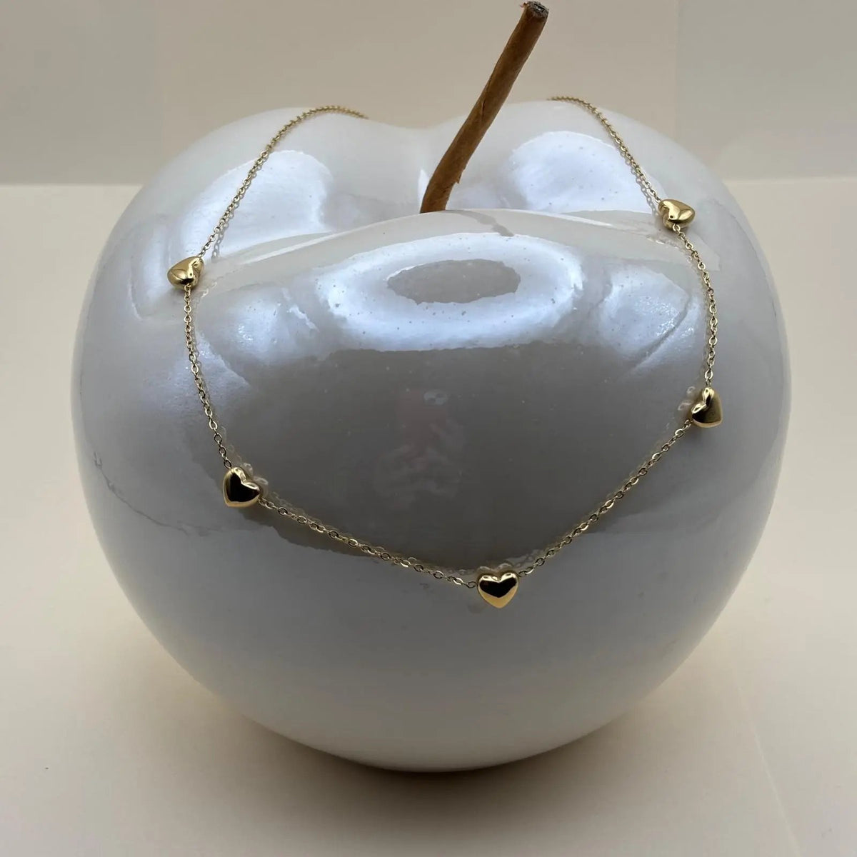 Un collier doré avec motif torsadé et cœurs en acier inoxydable