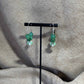 Boucles d'oreilles - créole diamètre 3 cm breloque coquillage peint vert et blanc perles acryliques 