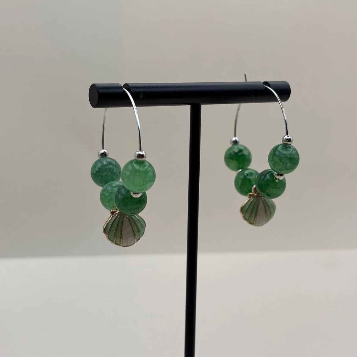 Boucles d'oreilles créole avec breloque coquillage peint vert et blanc perles acryliques 