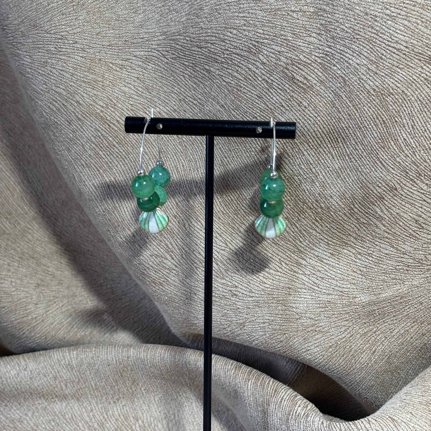Boucles d'oreilles - créole diamètre 3 cm breloque coquillage peint vert et blanc perles acryliques 