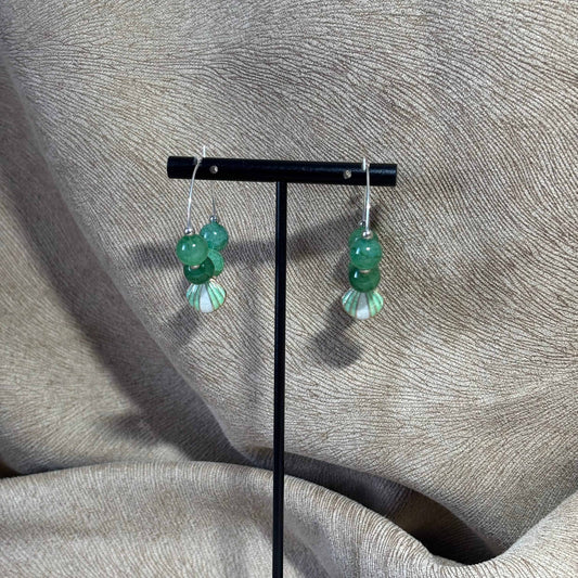 Boucles d'oreilles - créole diamètre 3 cm breloque coquillage peint vert et blanc perles acryliques 