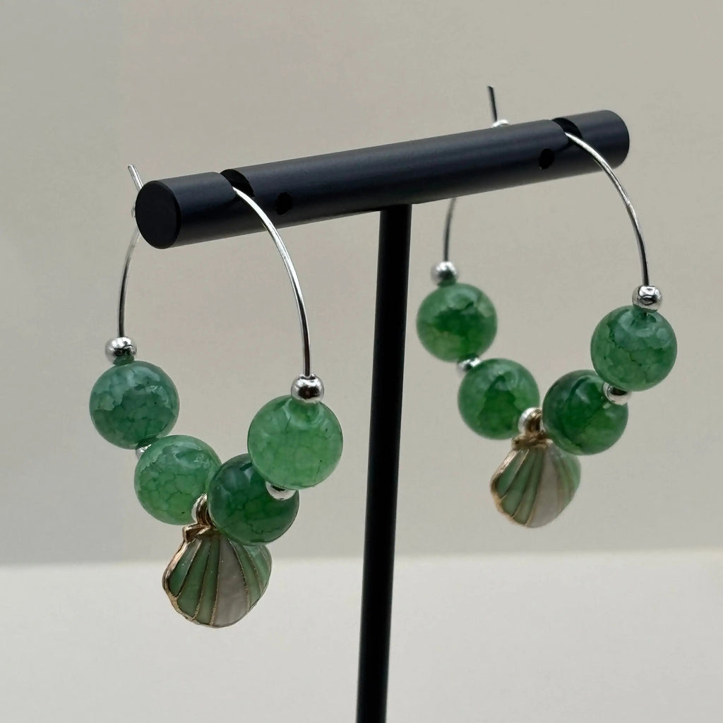 Des boucles d'oreilles créole avec breloque coquillage peint vert et blanc perles acryliques 