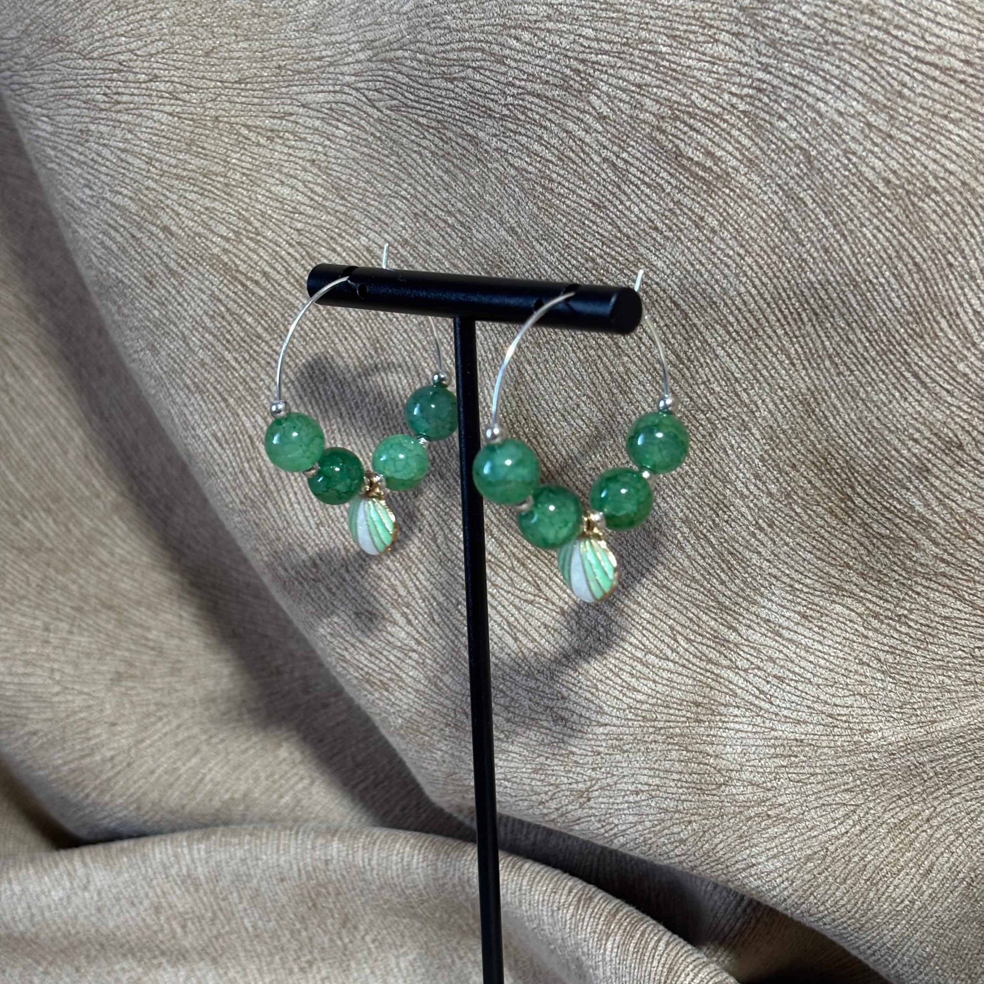 Boucles d'oreilles - créole diamètre 3 cm breloque coquillage peint vert et blanc et perles en acrylique