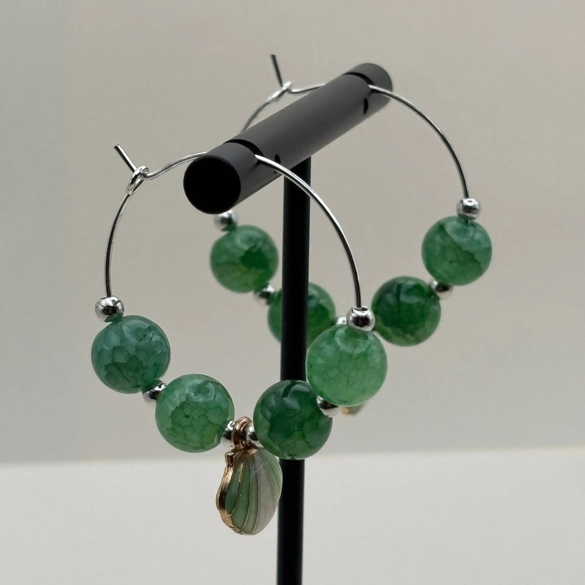 Une paire de boucles d'oreilles créole avec breloque coquillage peint vert et blanc perles acryliques 