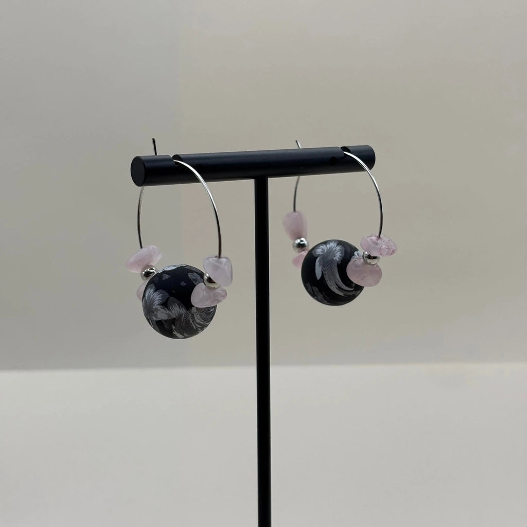 Boucles d'oreilles créoles avec pendentifs marbrés et pierres roses 