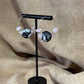 Boucles d'oreilles - créole Perle acrylique noire fleur blanche