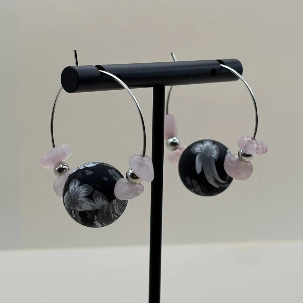Des boucles d'oreilles créoles avec pendentifs marbrés et pierres roses 