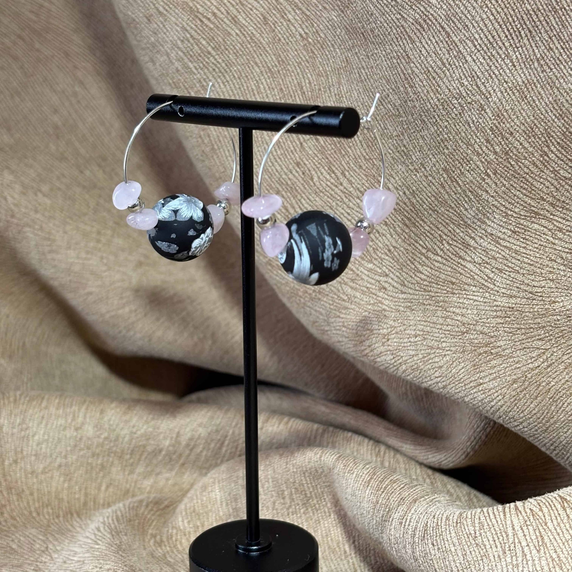 Boucles d'oreilles - créole Perle acrylique noire fleur blanche