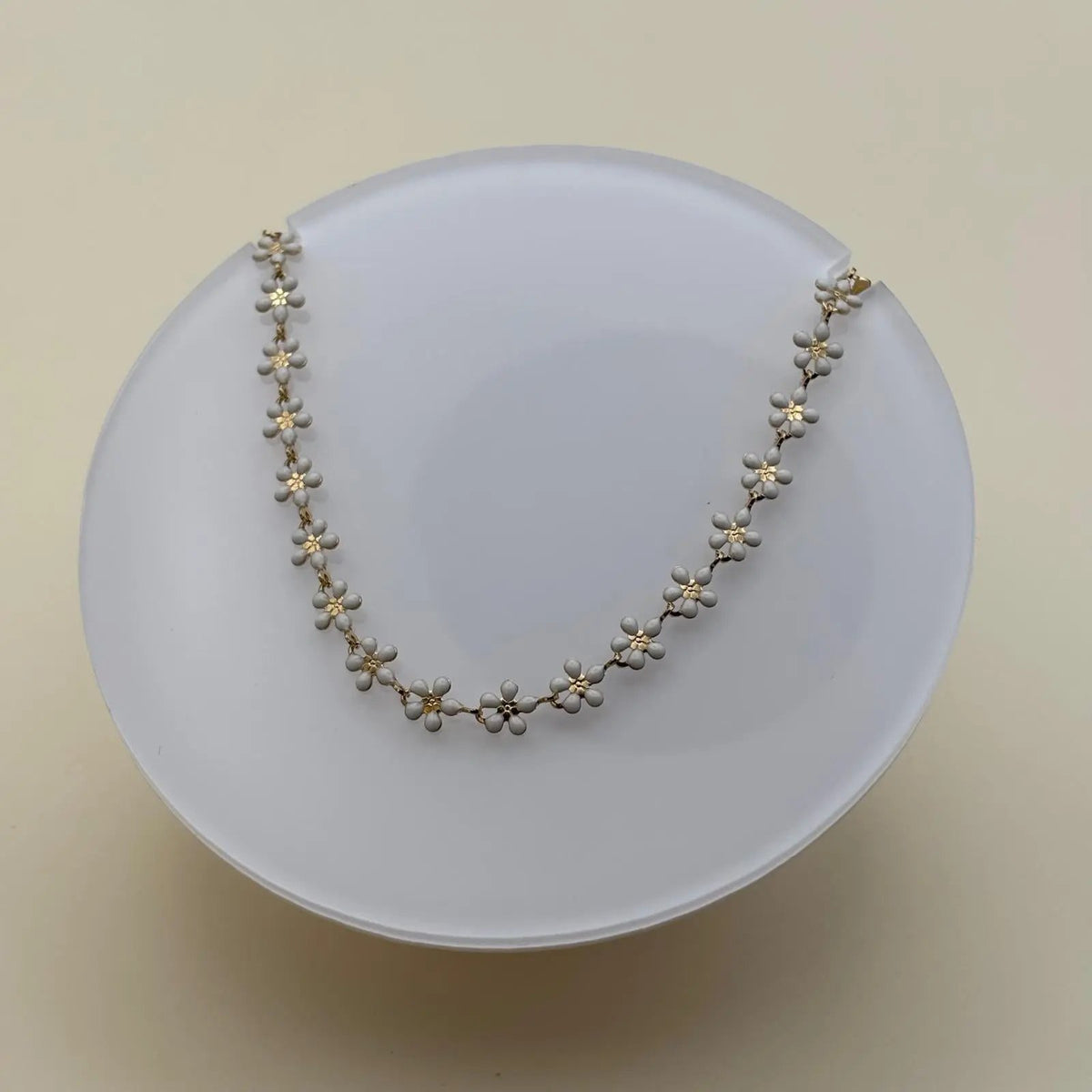 Bracelet de cheville avec des fleurs marguerite peintes en pointe de céramique blanche