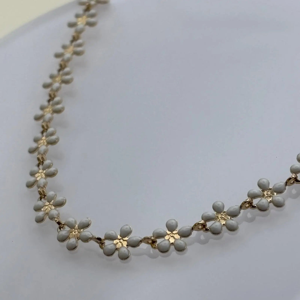 Bracelet de cheville avec des fleurs marguerite dorées peintes en pointe de céramique blanche