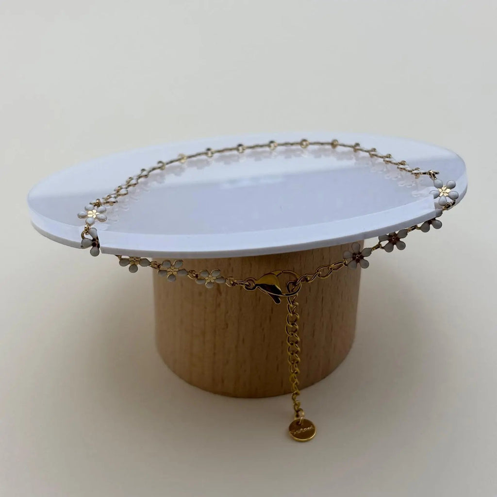 Vue arrière d'un bracelet de cheville avec des fleurs marguerite peintes en pointe de céramique blanche