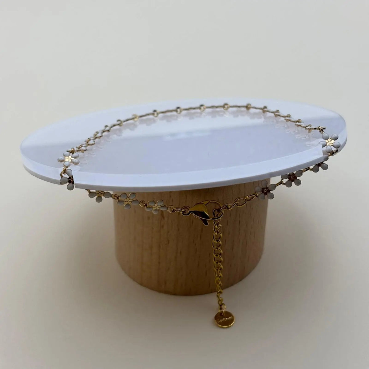 Vue arrière d'un bracelet de cheville avec des fleurs marguerite peintes en pointe de céramique blanche