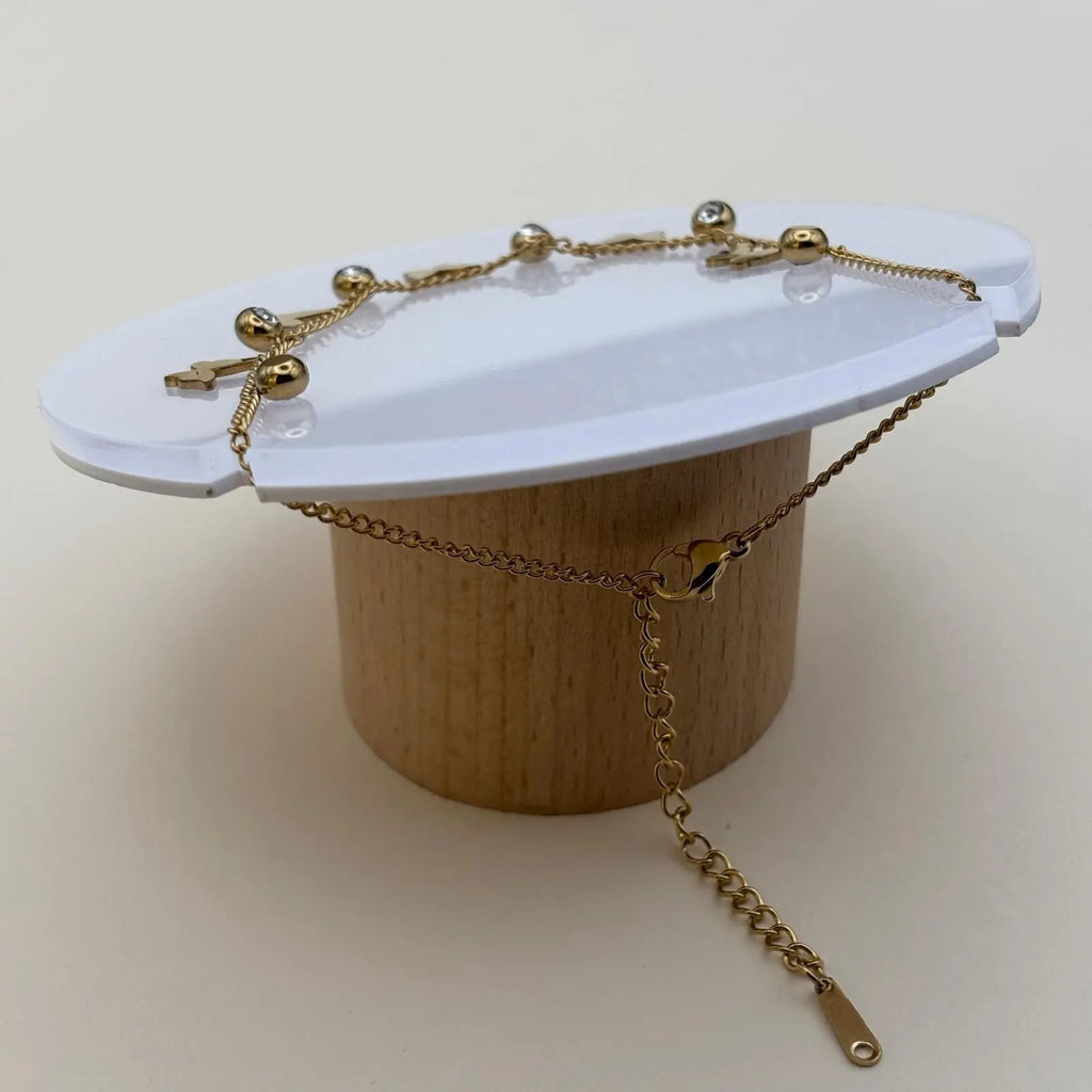 Bracelet de cheville avec une chainette dorée et breloques papillons et brillants 