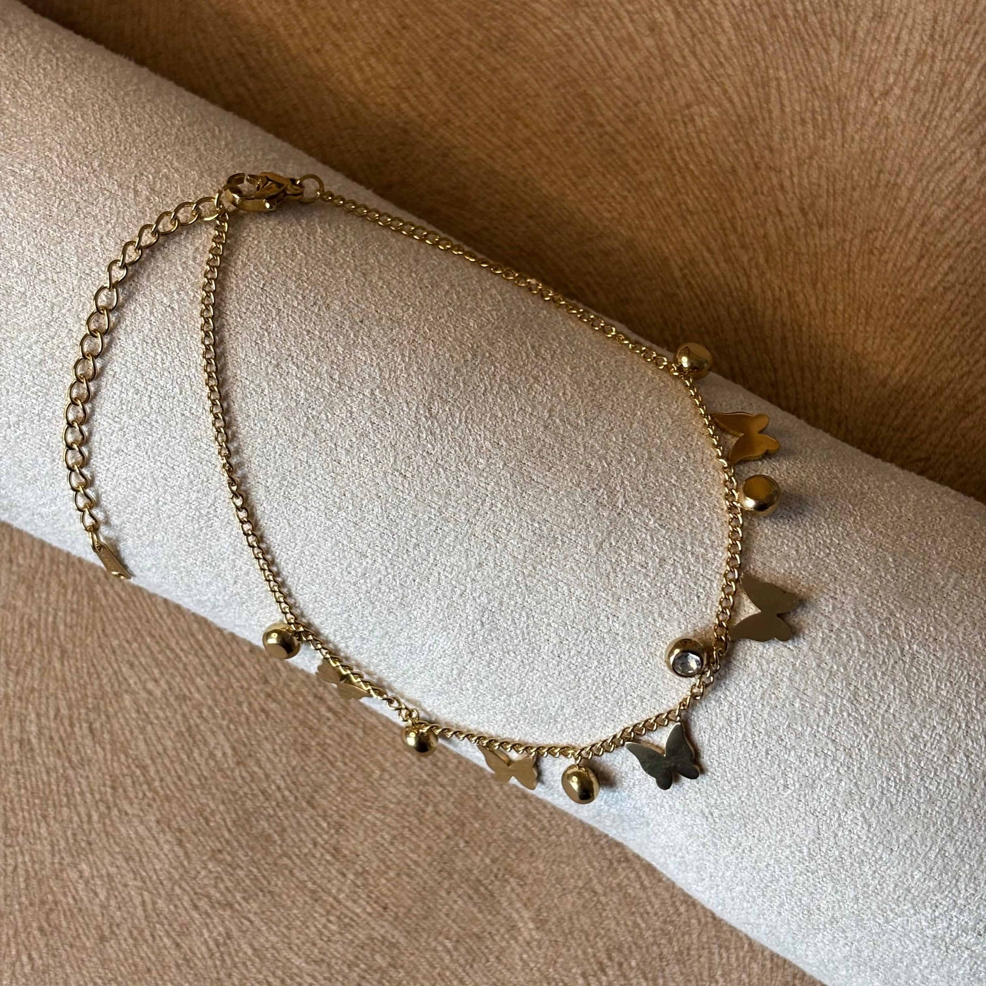 Bracelet de cheville
Chainette dorée
Breloques papillons et brillants
