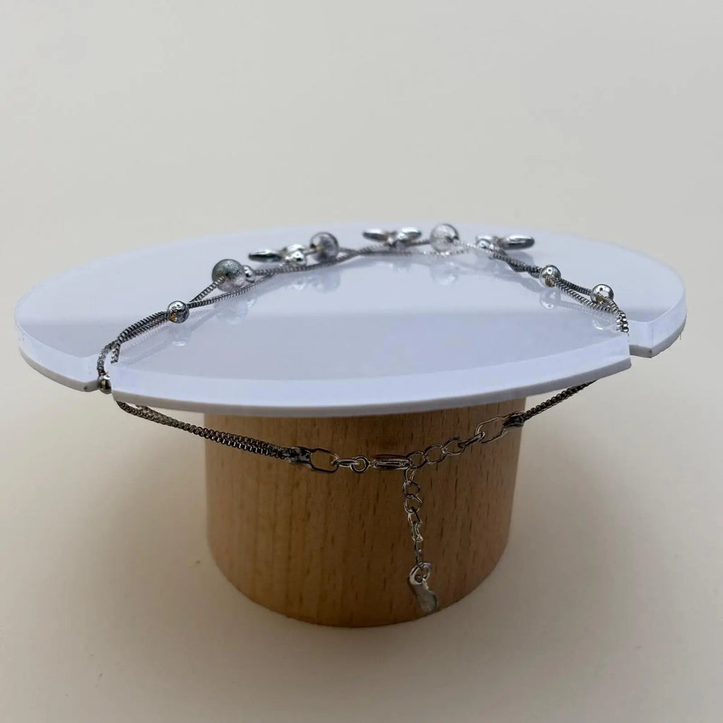 Bracelet de cheville avec des breloques forme de feuilles et de perles