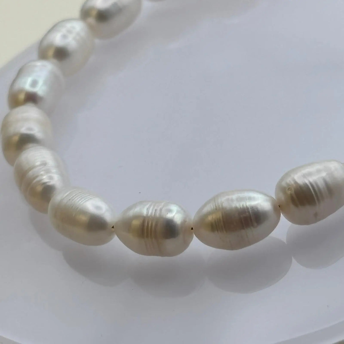 Bracelet de cheville avec des perles d'eau douce blanches alllongées