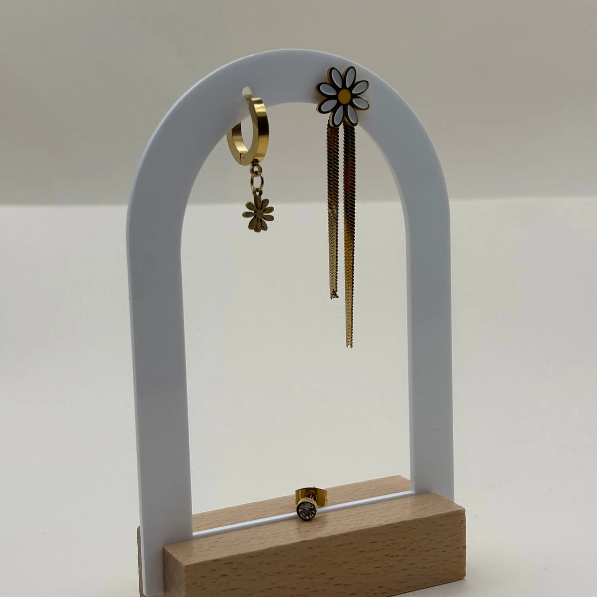 Boucles d'oreilles dorées avec breloque marguerite