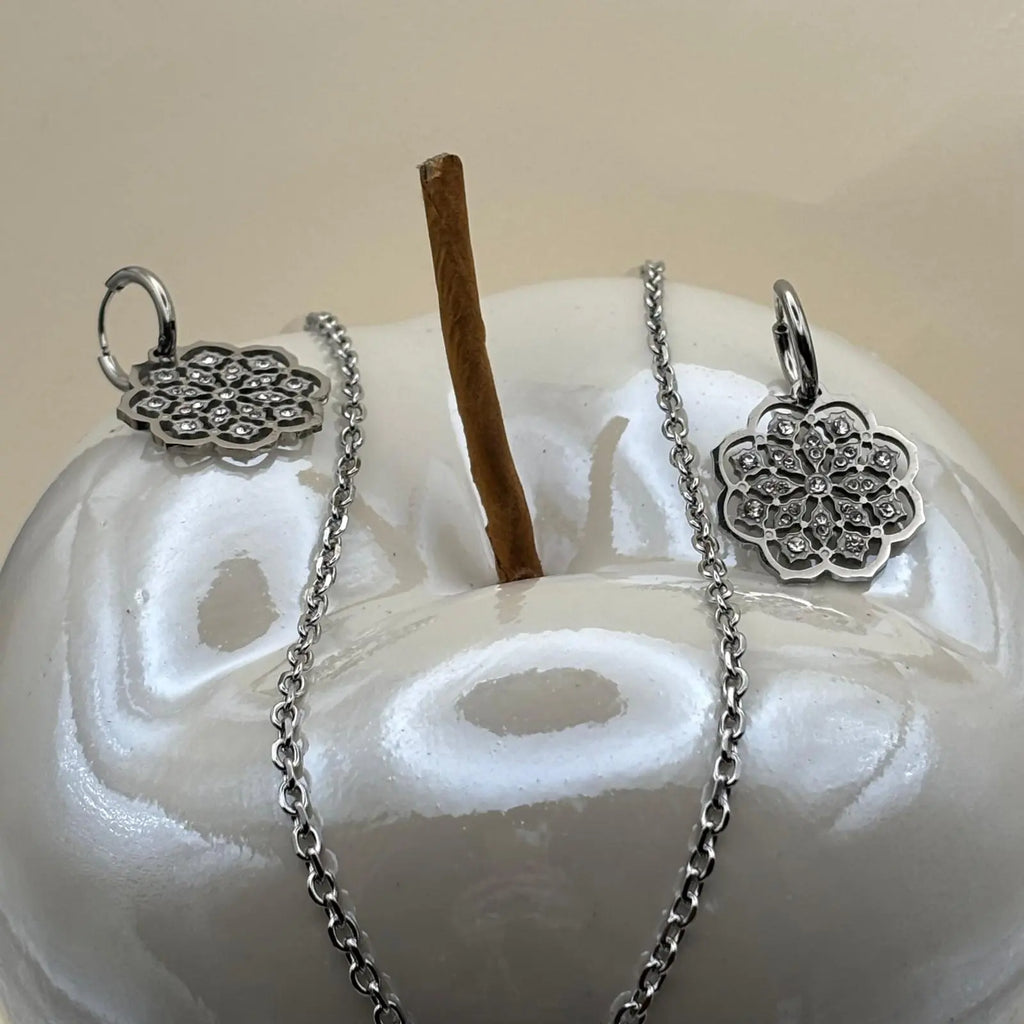 Ensemble boucles d'oreilles et pendentif de couleur argenté fleur en strass