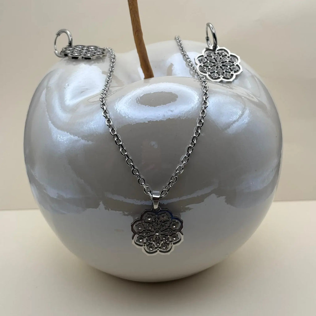 Ensemble boucles d'oreilles et pendentif argenté motif fleur en strass