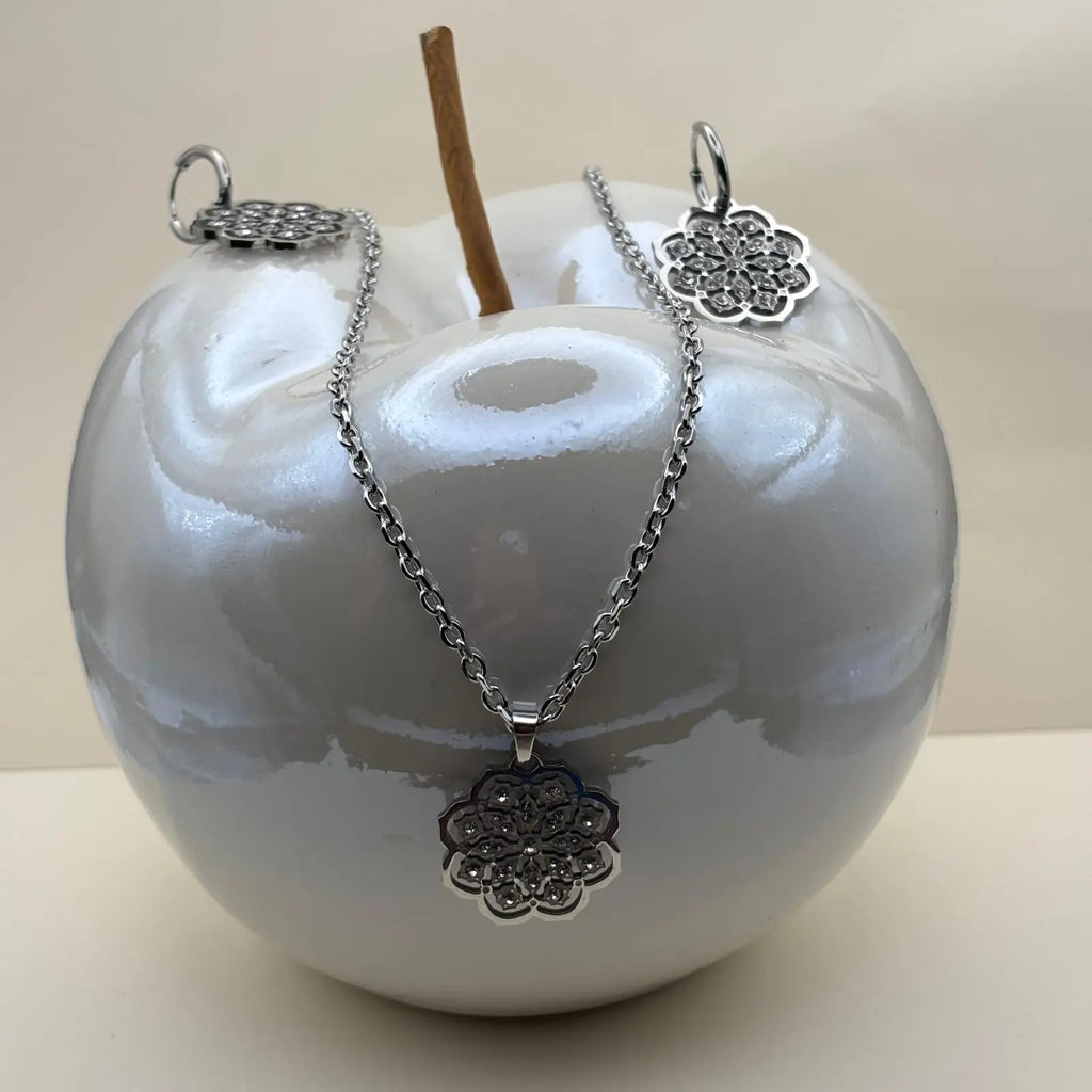 Ensemble de boucles d'oreilles et pendentif doré motif fleur en strass