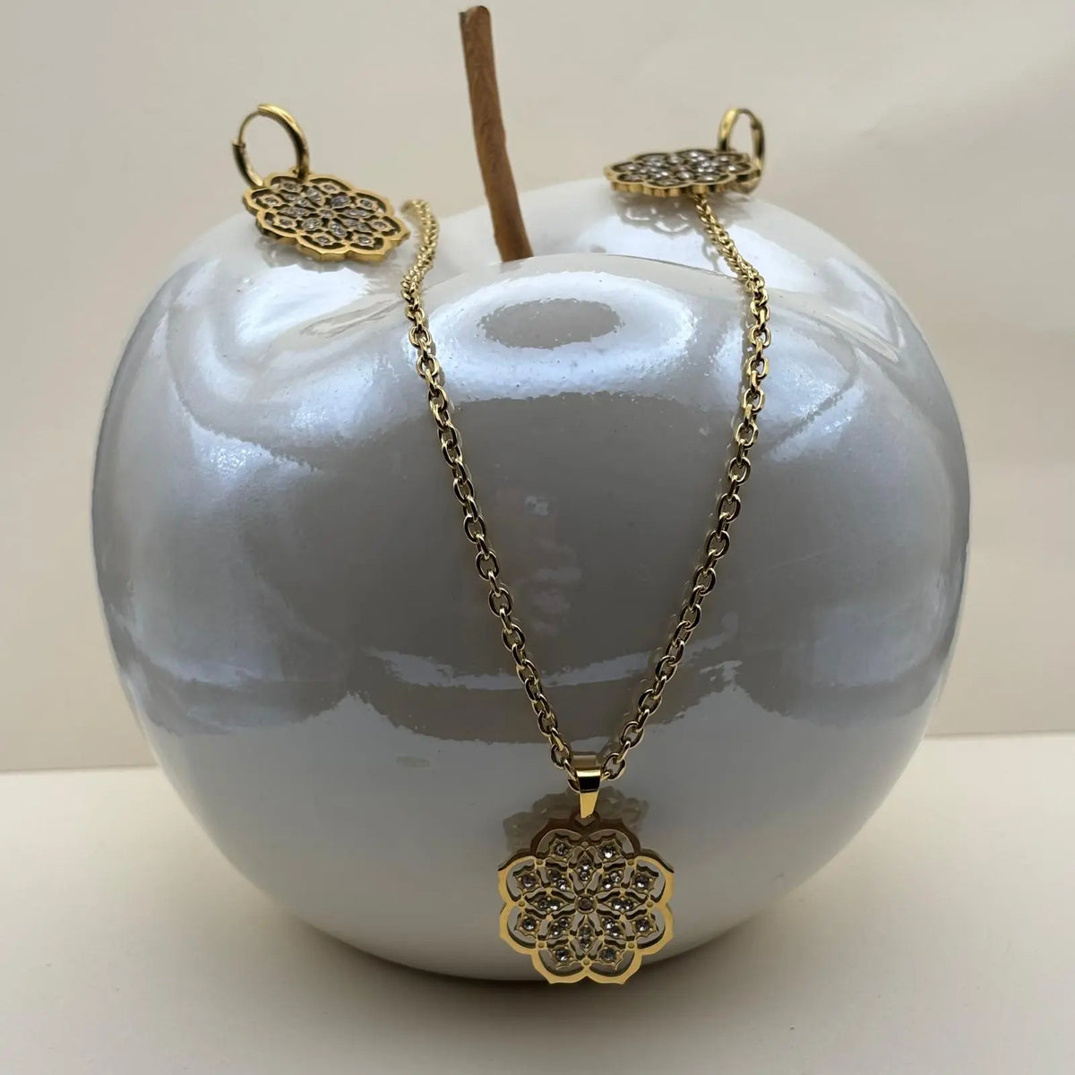 Ensemble boucles d'oreilles et pendentif de couleur dorée fleur en strass