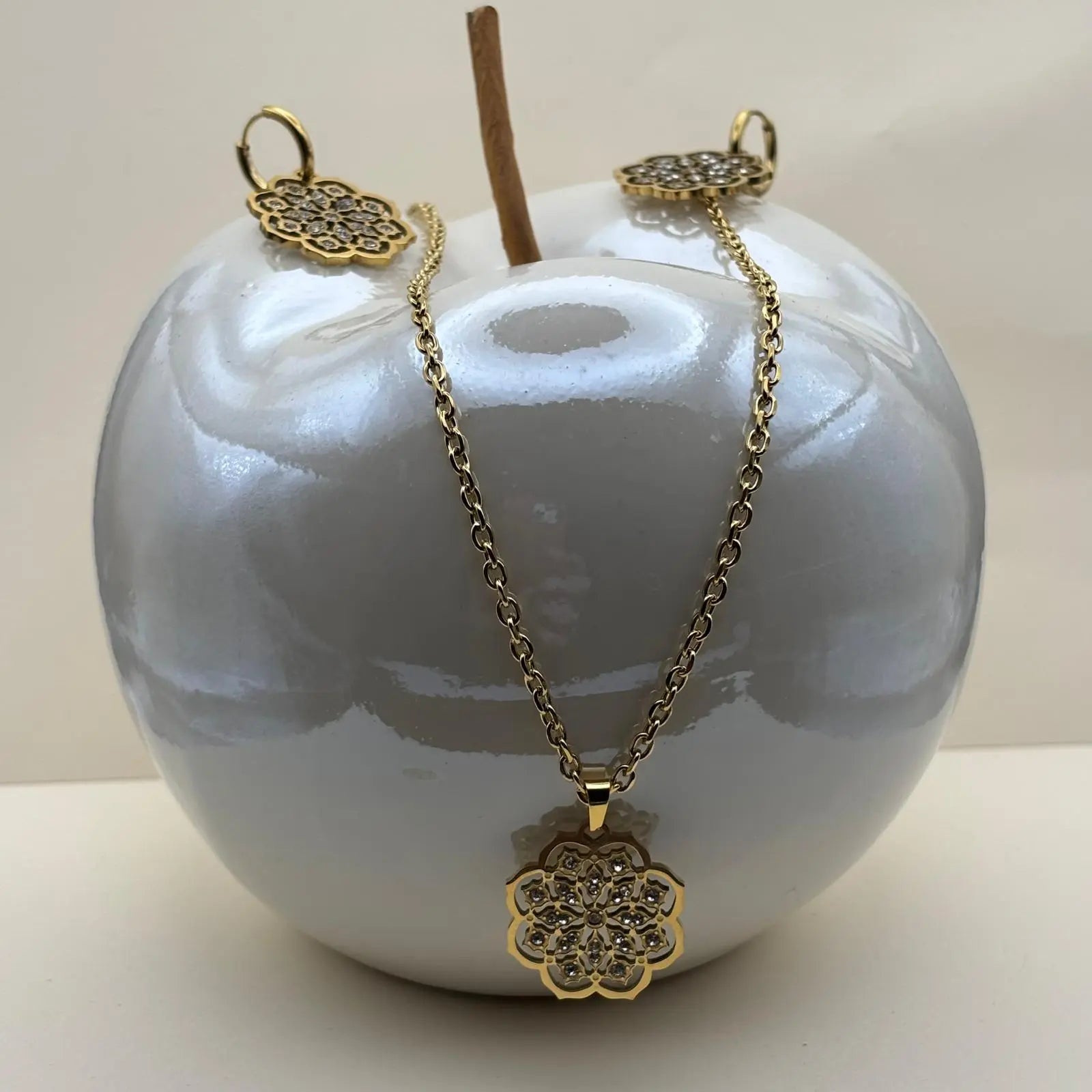 Ensemble boucles d'oreilles et pendentif de couleur dorée fleur en strass