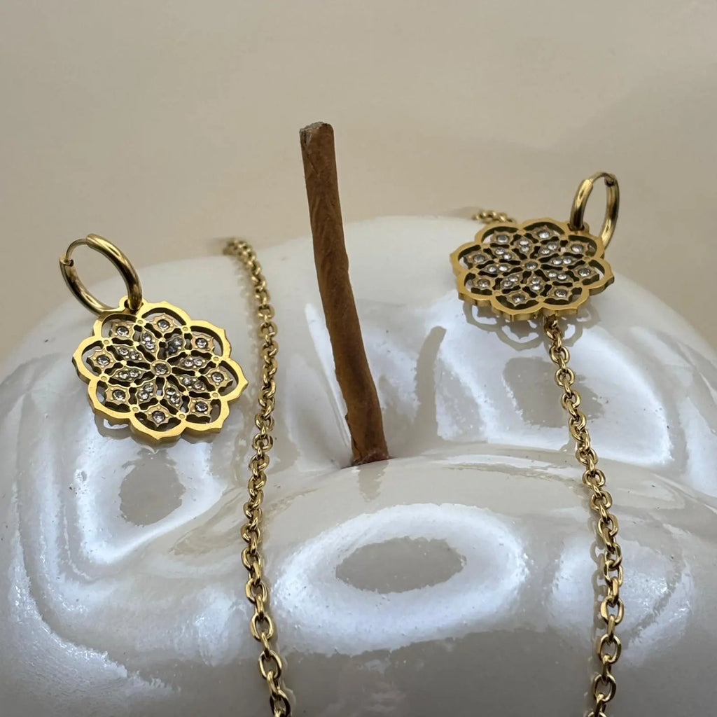 Ensemble boucles d'oreilles et pendentif doré motif fleur en strass