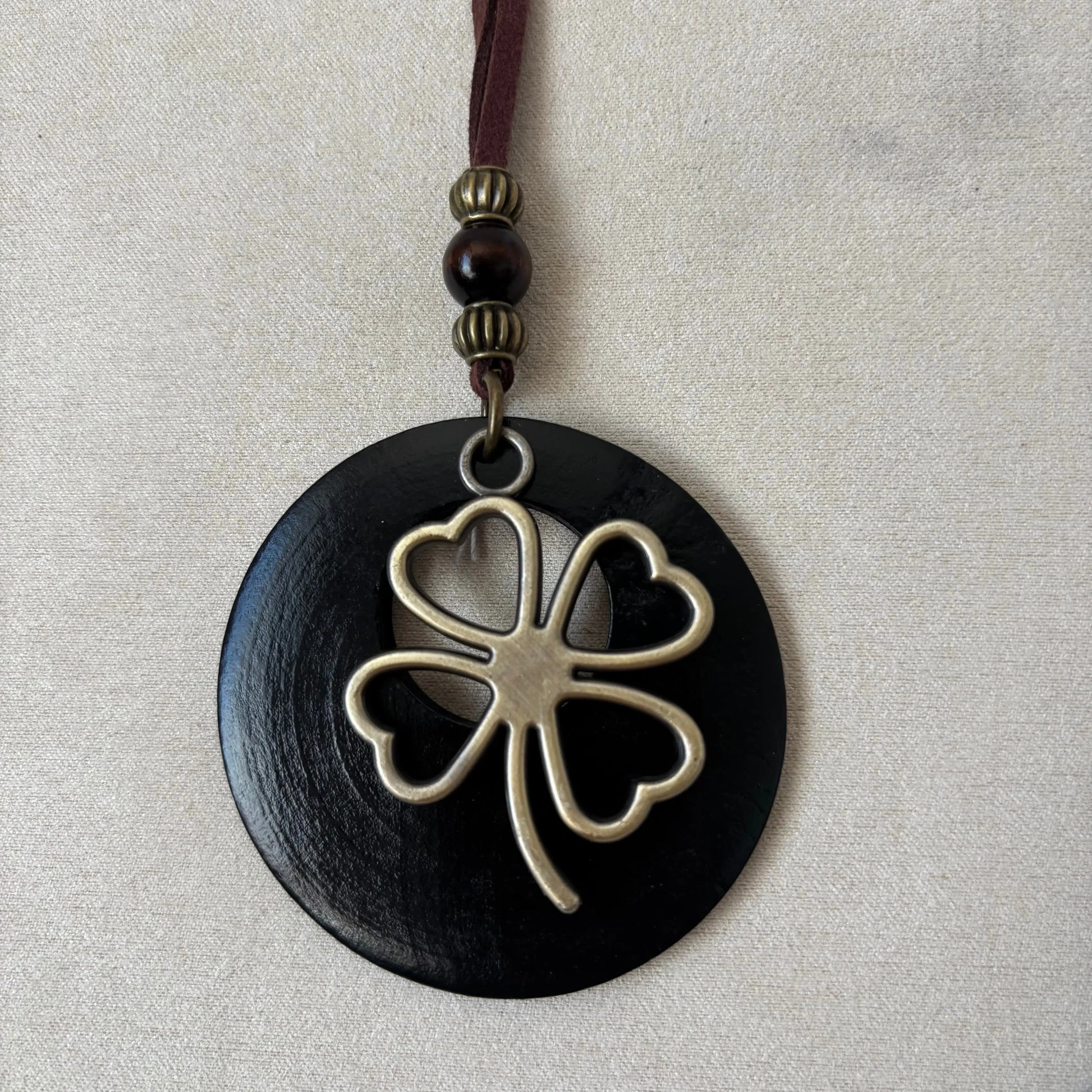Collier fantaisie |Médaillon en bois noir |Porte bonheur trèfle |cordon en cuir 