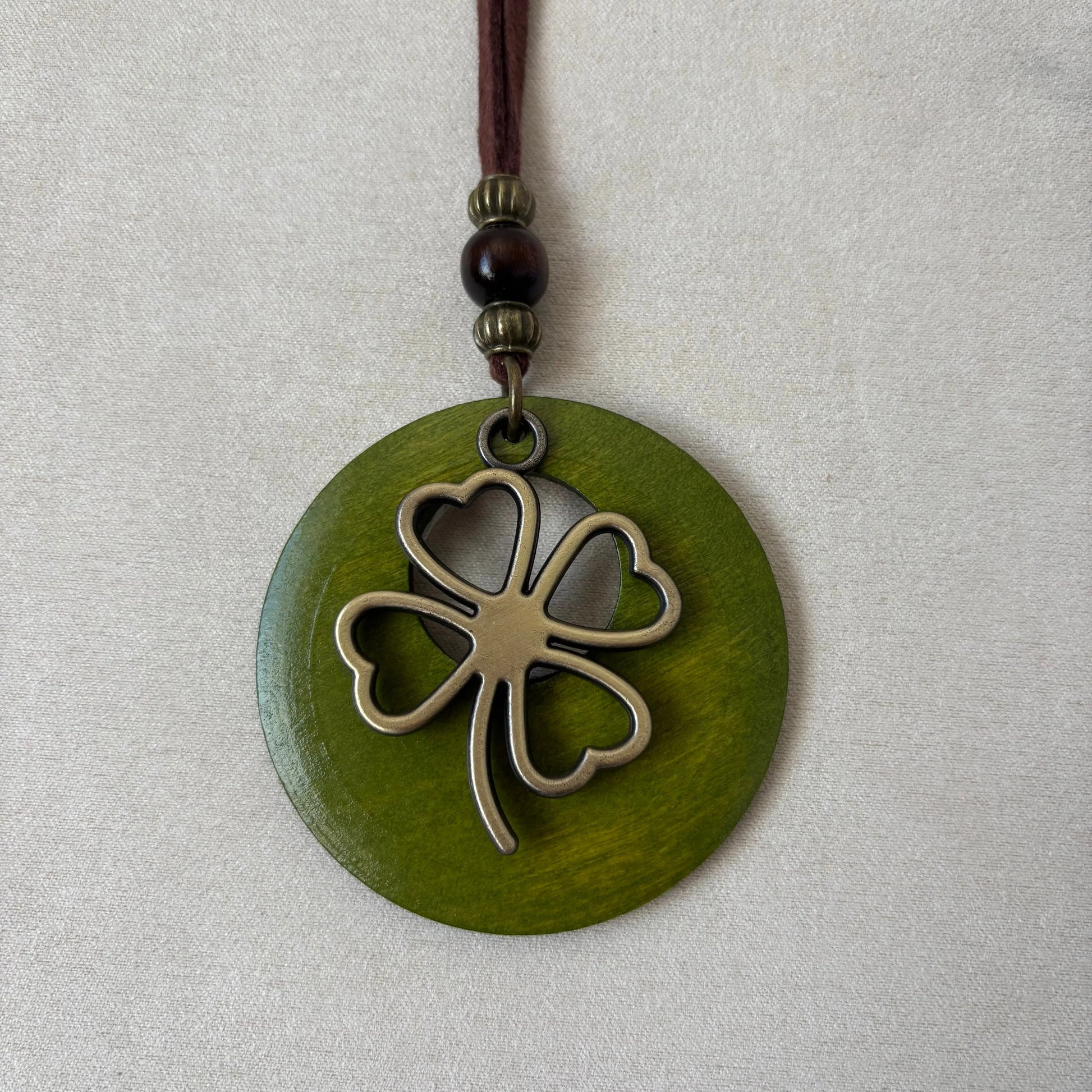 Collier fantaisie |Médaillon en bois vert |Porte bonheur trèfle |cordon en cuir 