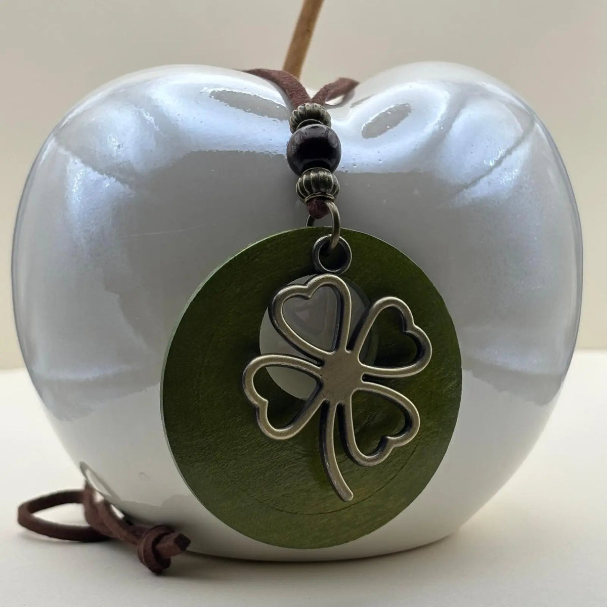 Collier fantaisie en médaillon en bois vert motif porte bonheur trèfle et cordon en cuir