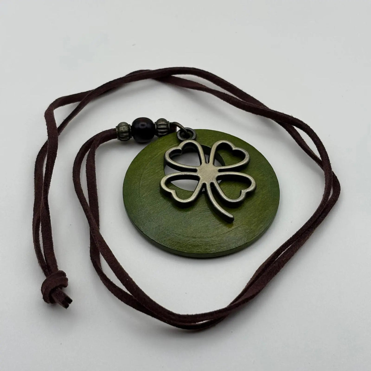 Collier fantaisie avec médaillon en bois vert motif porte bonheur trèfle et cordon en cuir